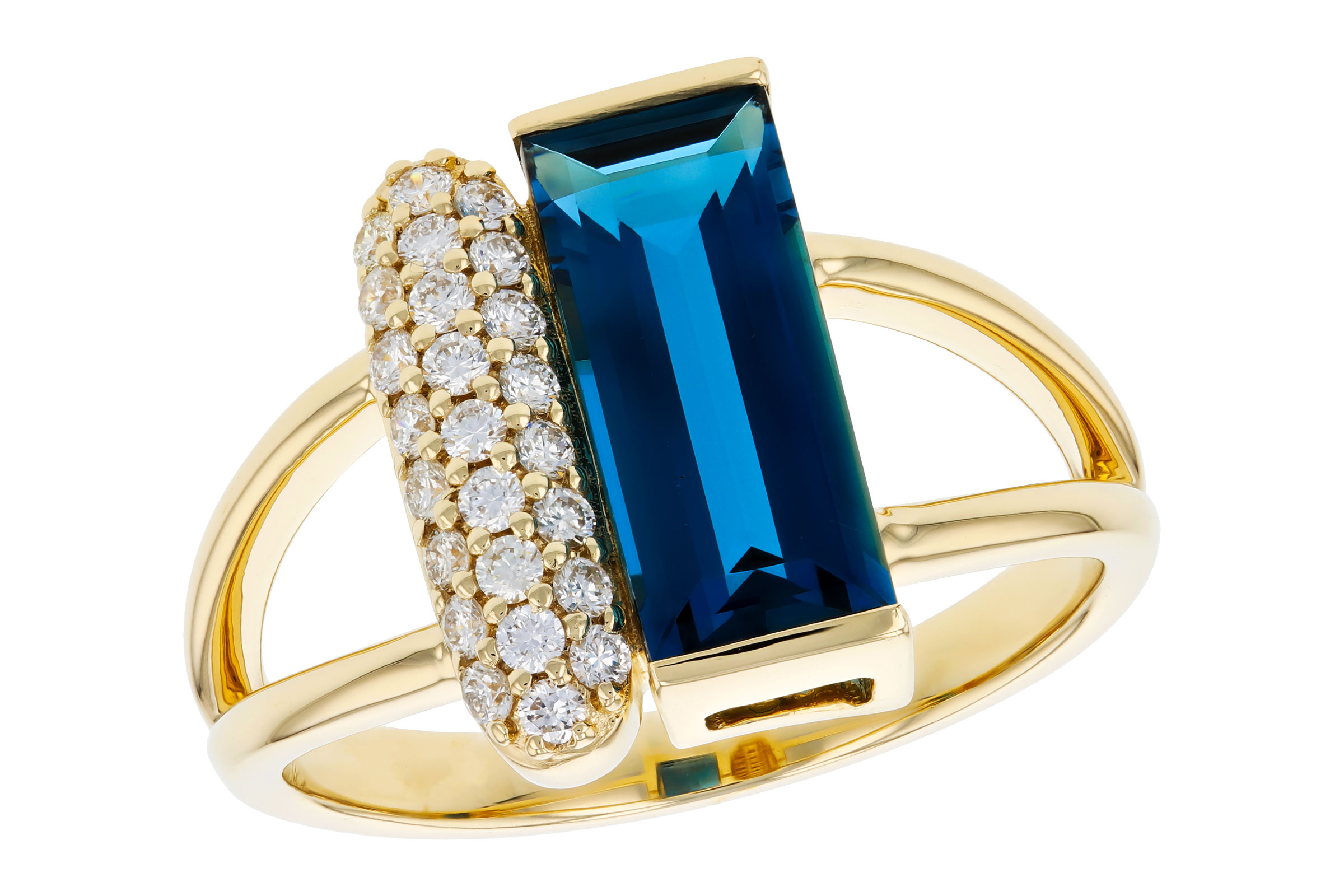 L275-84116: LDS RG 2.67 LONDON BLUE TOPAZ 2.92 TGW (12x5MM BT)